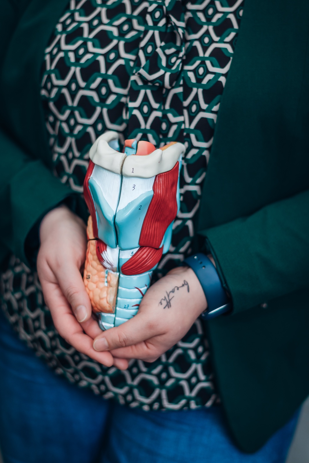 Anatomisches Kehlkopf-Modell in Sabrinas Händen